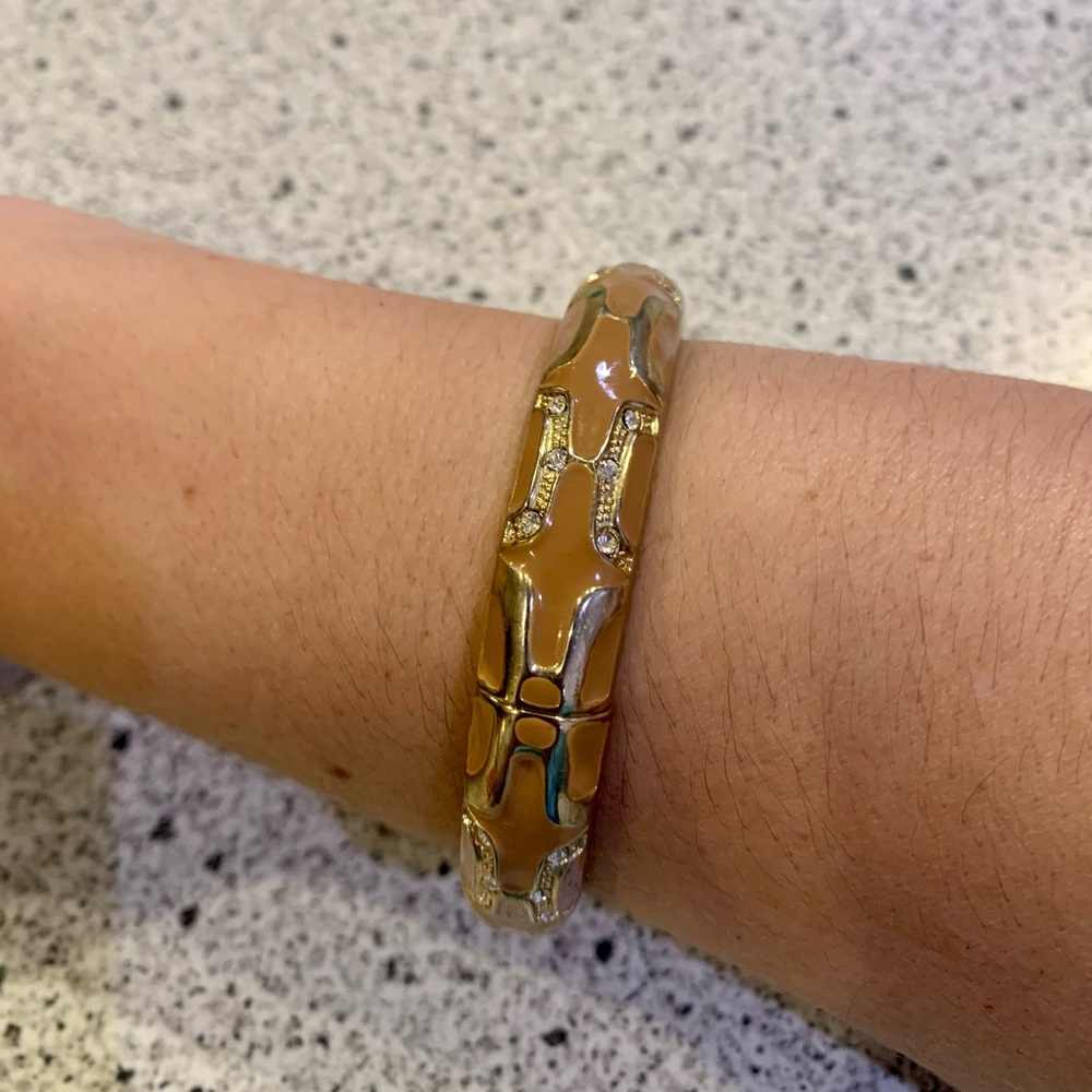 Bangle bracelet with hinge